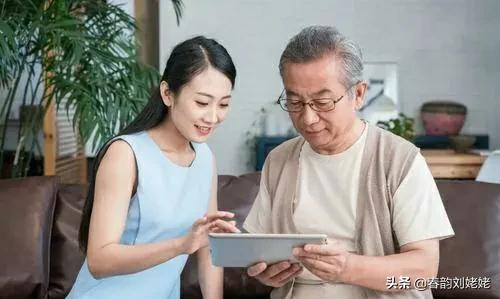 父亲把工资卡给弟弟了，我担心弟弟把钱收了却不承担赡养义务，我该怎么办？
