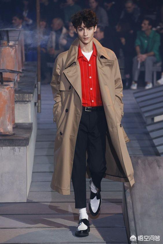 买一件1000元的衣服穿五年好，还是每年买一件100元的，年年换新的好？