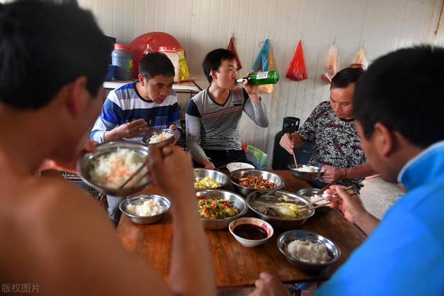 你认识的一个人已经没钱吃饭,来向你借钱你会不会借?