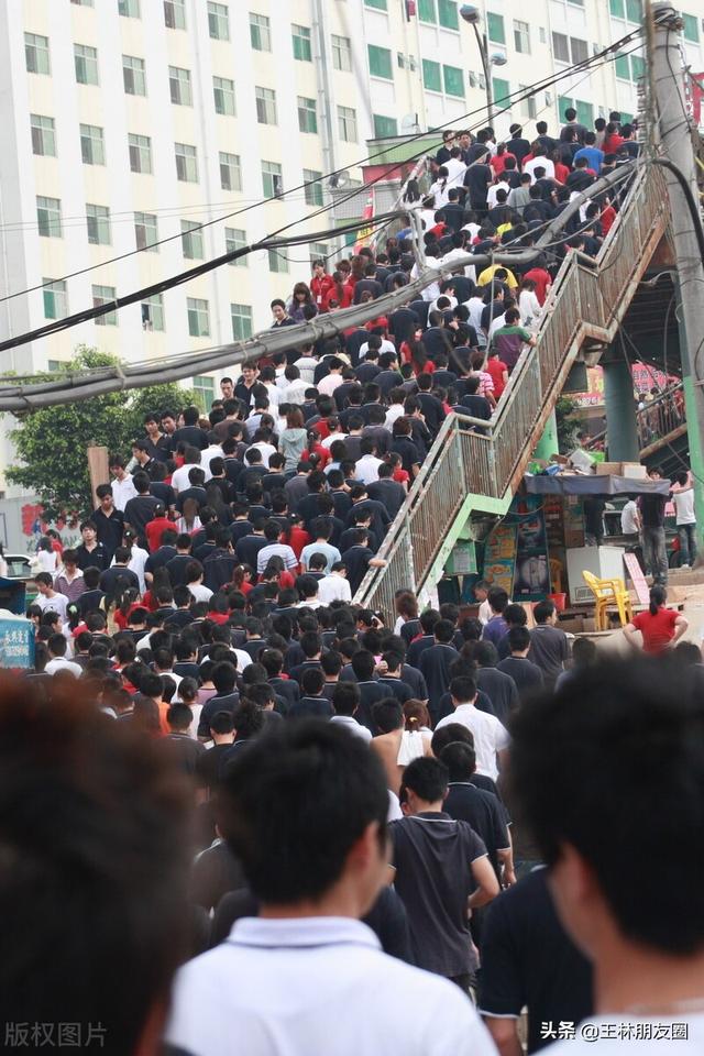 大家有没有发现工厂,工地,物流天天都在招人,这是为什么呢?
