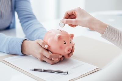 老公月收入7500，我要求他每年必须存下10万元，可行吗？