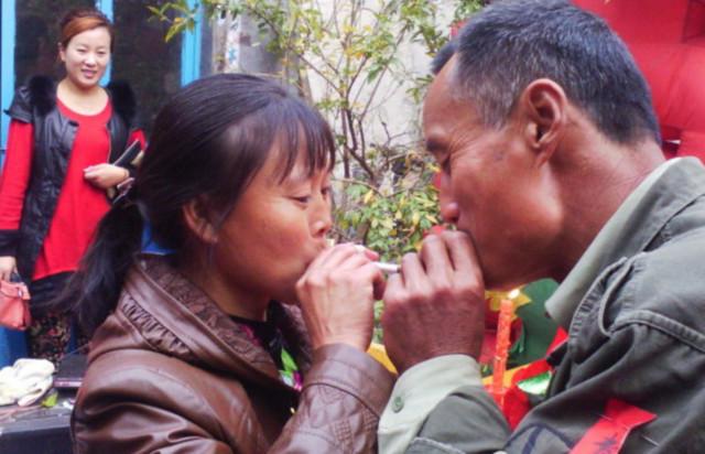 为什么有些农村人宁愿老了没钱养老,也要花光一辈子的积蓄为儿子天价彩礼娶媳妇?