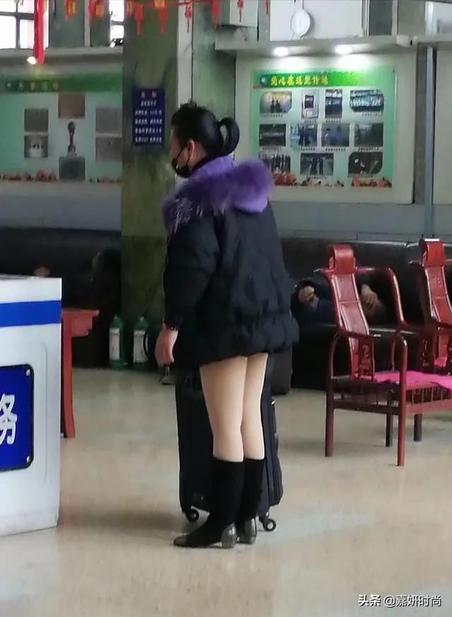 肉色打底袜丑吗？怎么搭配好看？