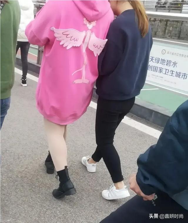 肉色打底袜丑吗？怎么搭配好看？