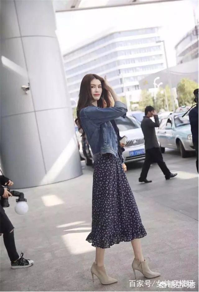 碎花裙和什么衣服搭配不俗气?