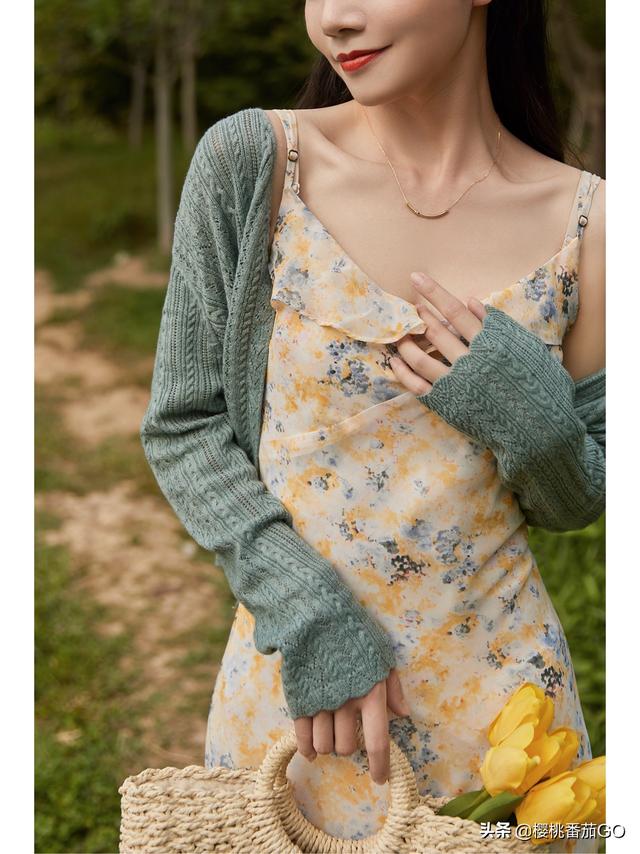 碎花裙和什么衣服搭配不俗气?