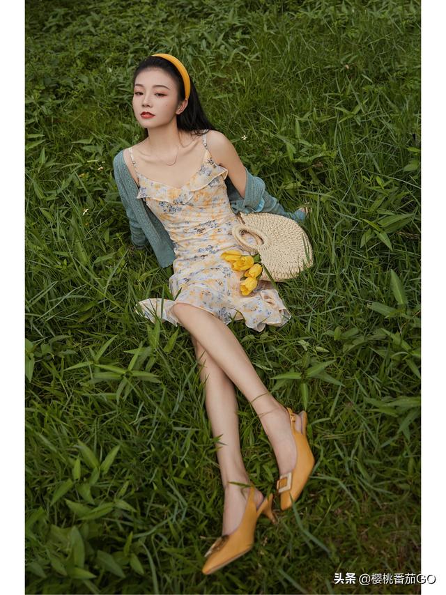碎花裙和什么衣服搭配不俗气?