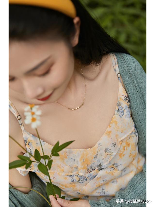 碎花裙和什么衣服搭配不俗气?