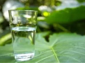 早上起来喝白开水对喉咙好吗