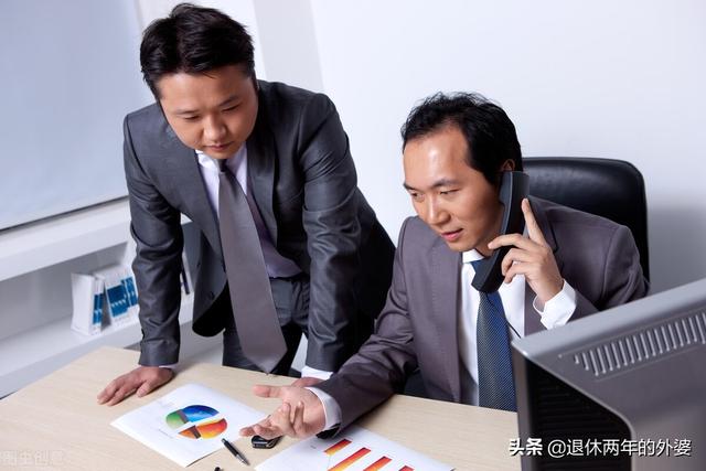 代单位领导去开会,因代会受到会议主持人批评,应该怎么做?