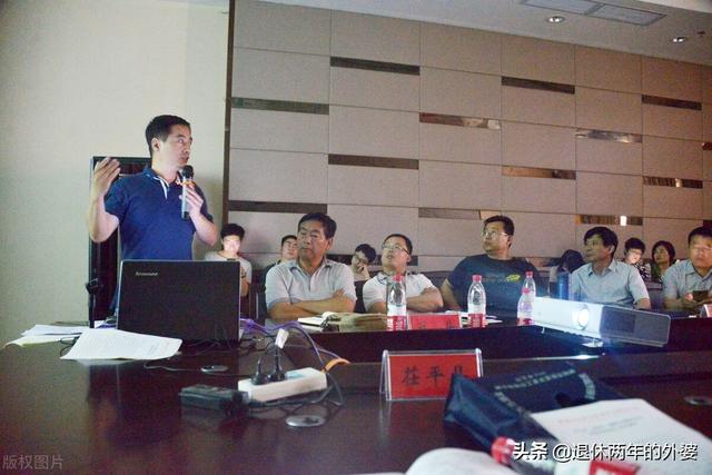 代单位领导去开会,因代会受到会议主持人批评,应该怎么做?