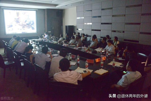 代单位领导去开会,因代会受到会议主持人批评,应该怎么做?