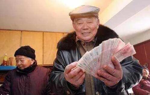 父亲老了,我应该给他买个养老保险还是我自己每个月给他生活费?