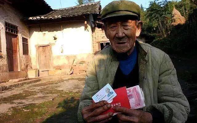 父亲老了,我应该给他买个养老保险还是我自己每个月给他生活费?