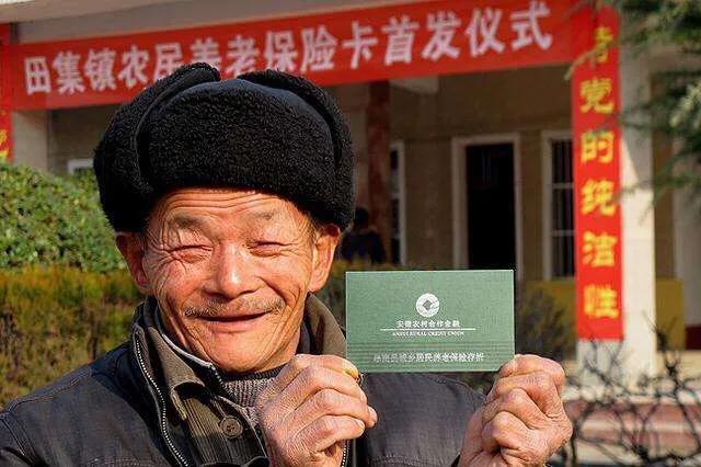 父亲老了,我应该给他买个养老保险还是我自己每个月给他生活费?
