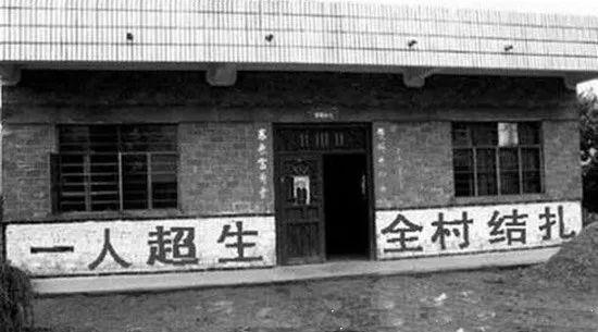 以前因生二胎被开除教师，现在发现同单位以前一样生二胎的老师正常上班，可以要求恢复吗？