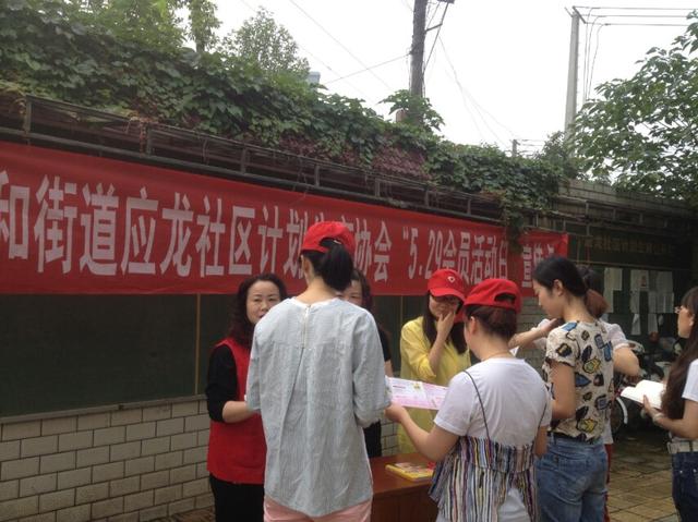 以前因生二胎被开除教师，现在发现同单位以前一样生二胎的老师正常上班，可以要求恢复吗？