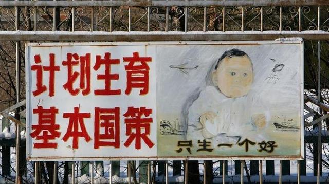 以前因生二胎被开除教师，现在发现同单位以前一样生二胎的老师正常上班，可以要求恢复吗？
