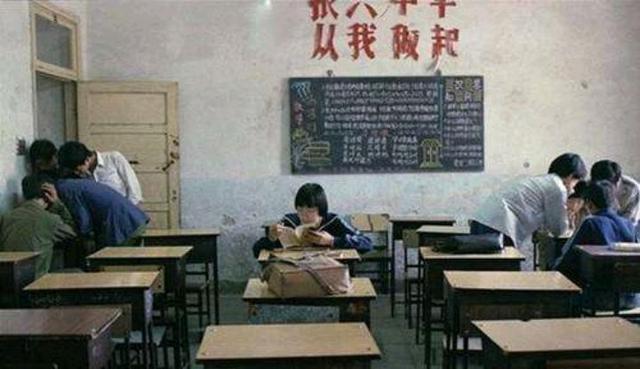 以前因生二胎被开除教师，现在发现同单位以前一样生二胎的老师正常上班，可以要求恢复吗？