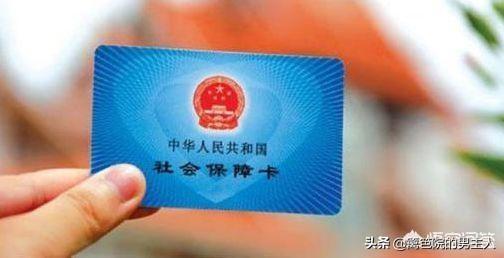 请问农村户口的农民，长期居住在本市，能缴城市医保吗？老人年龄大了，回村里看病不方便咋办？