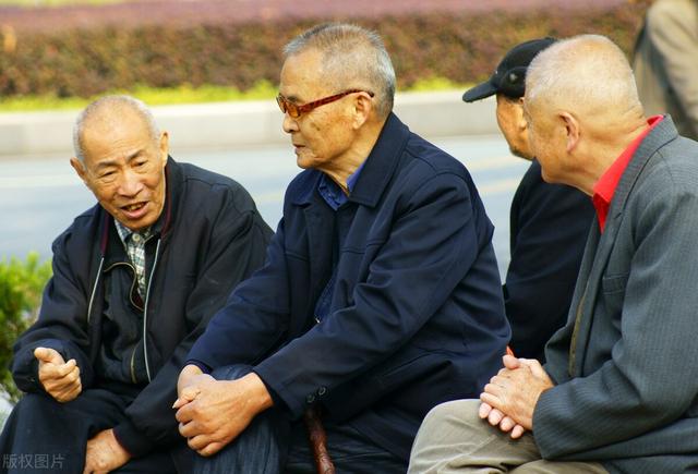 大伯没有儿女,以后由谁照顾他?