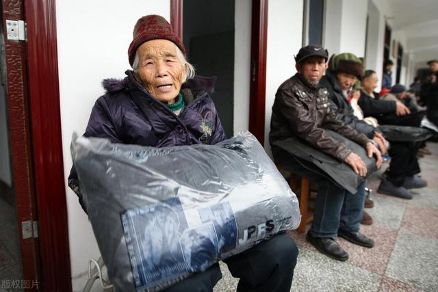有残疾证且无儿无女的残疾人可以申请成为五保户吗?