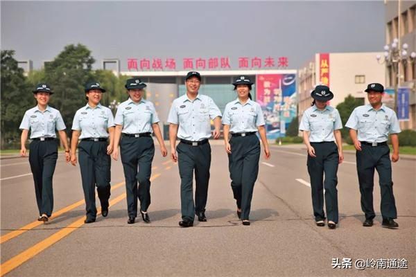 是去军队文职工作好还是去当公务员好？为什么？