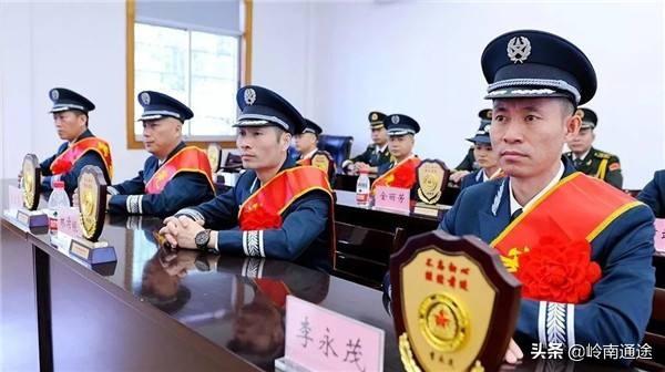 是去军队文职工作好还是去当公务员好？为什么？