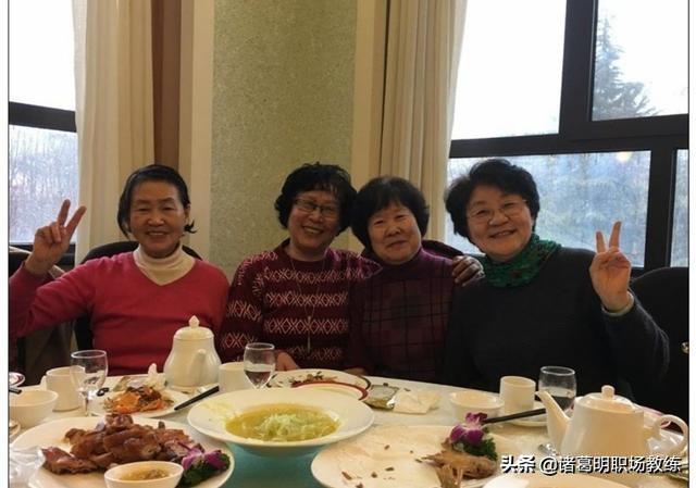 对于一个在单位里工作了一辈子的人,退休时单位该不该请吃一顿饭?
