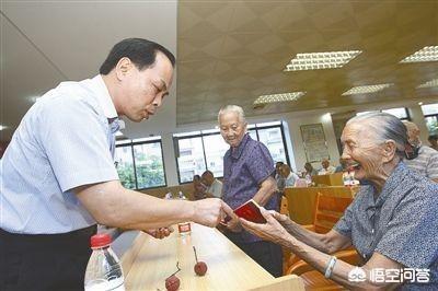 对于农村80岁以上的农民,国家有高龄补贴吗?补贴的标准是统一的吗?在哪里领得到?