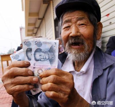 对于农村80岁以上的农民,国家有高龄补贴吗?补贴的标准是统一的吗?在哪里领得到?