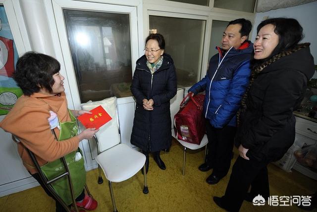 如果一个家庭里有一人残疾且收入一般,有资格申请低保吗?是不是全家都可以享受低保?