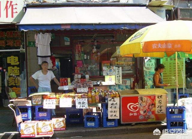今年拆迁家里赔了两套房和一间门面店,丈母娘知道后要我给小舅子一套,我该不该给?