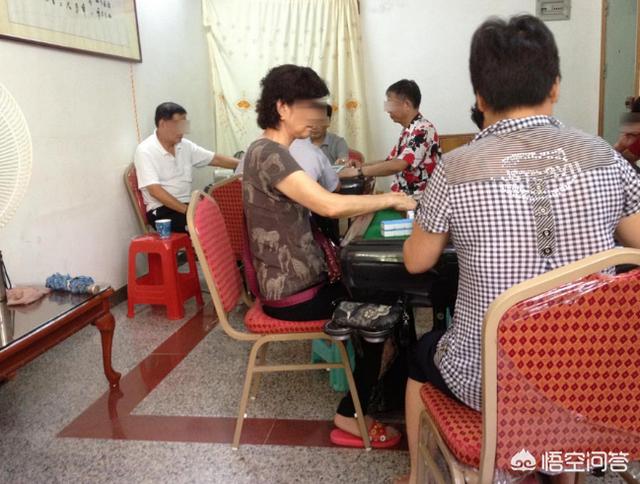 今年拆迁家里赔了两套房和一间门面店,丈母娘知道后要我给小舅子一套,我该不该给?