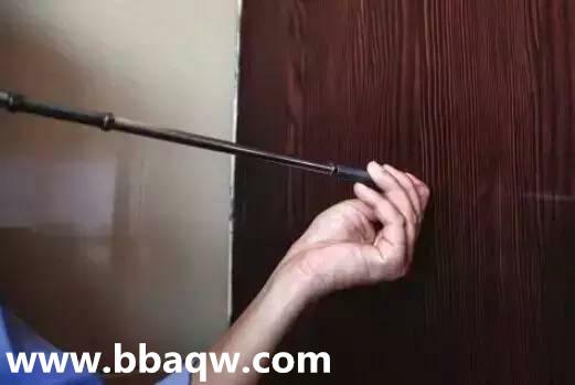 小偷利用猫眼入室偷盗 防盗门为何不管用了？