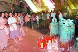 家里煤气爆炸时,应急逃生成功后最忌讳好奇围观