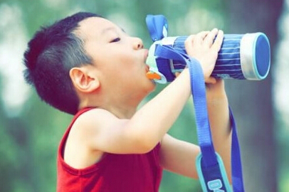 家长可从4点须促使儿童养成健康饮水习惯