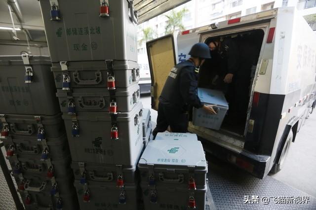 行人经过银行门口,运钞车安保人员大声咒骂呵斥行人,合理吗?