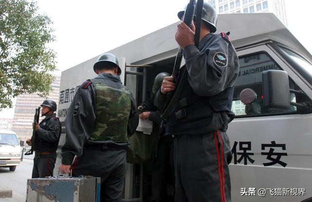 行人经过银行门口,运钞车安保人员大声咒骂呵斥行人,合理吗?