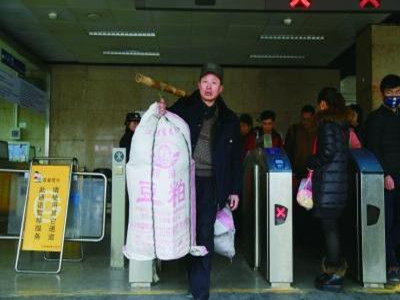坐地铁可以带多重行李