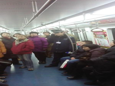 乘客被困地铁车厢如何自救