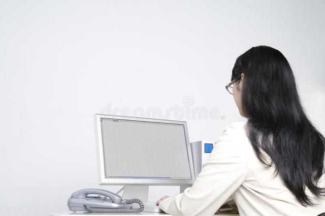 办公室有一个女同事,和所有男同事走得很近,是喜欢吗?