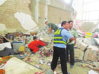 步行外出墙体倒塌怎么办