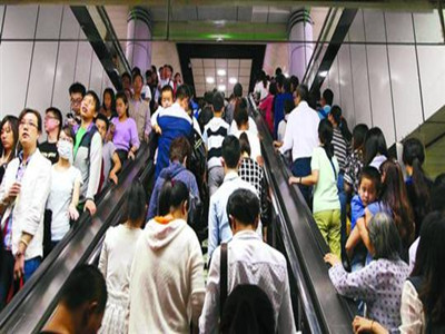 电梯紧急制动按钮在哪