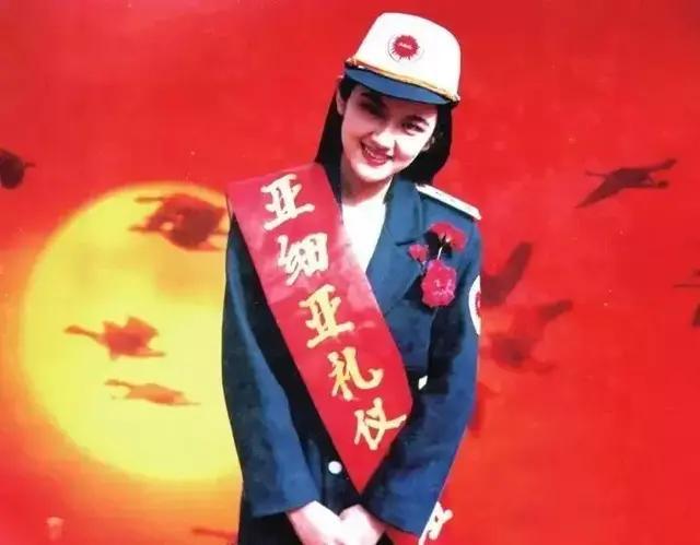 你第一次印成铅字的文章是哪一篇?在哪一年?当时是什么心情?