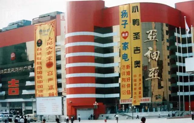 你第一次印成铅字的文章是哪一篇?在哪一年?当时是什么心情?