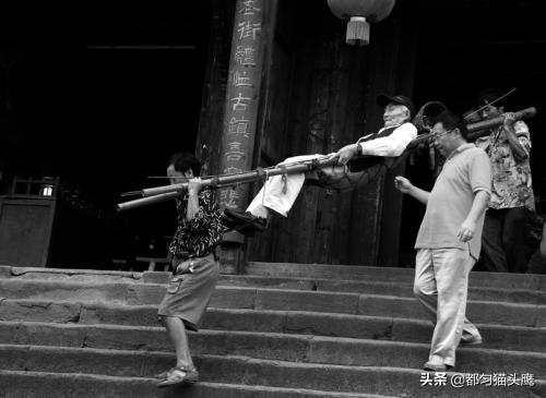 用竹杆绑着木椅抬着病人去医院看病的年代，你经历过或听说过吗？