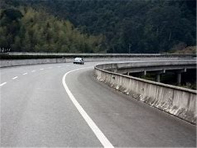 转弯压实线扣分吗
