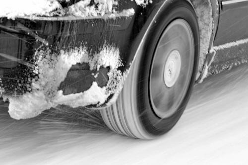 冰雪路面行车使用雪地胎的优势