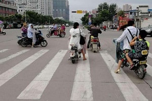 机动车能从人行道行驶吗